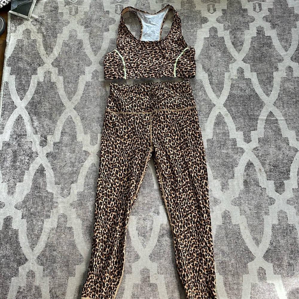 Fabletics Leopard Print with neon stitching sports bra/leggings set size Large